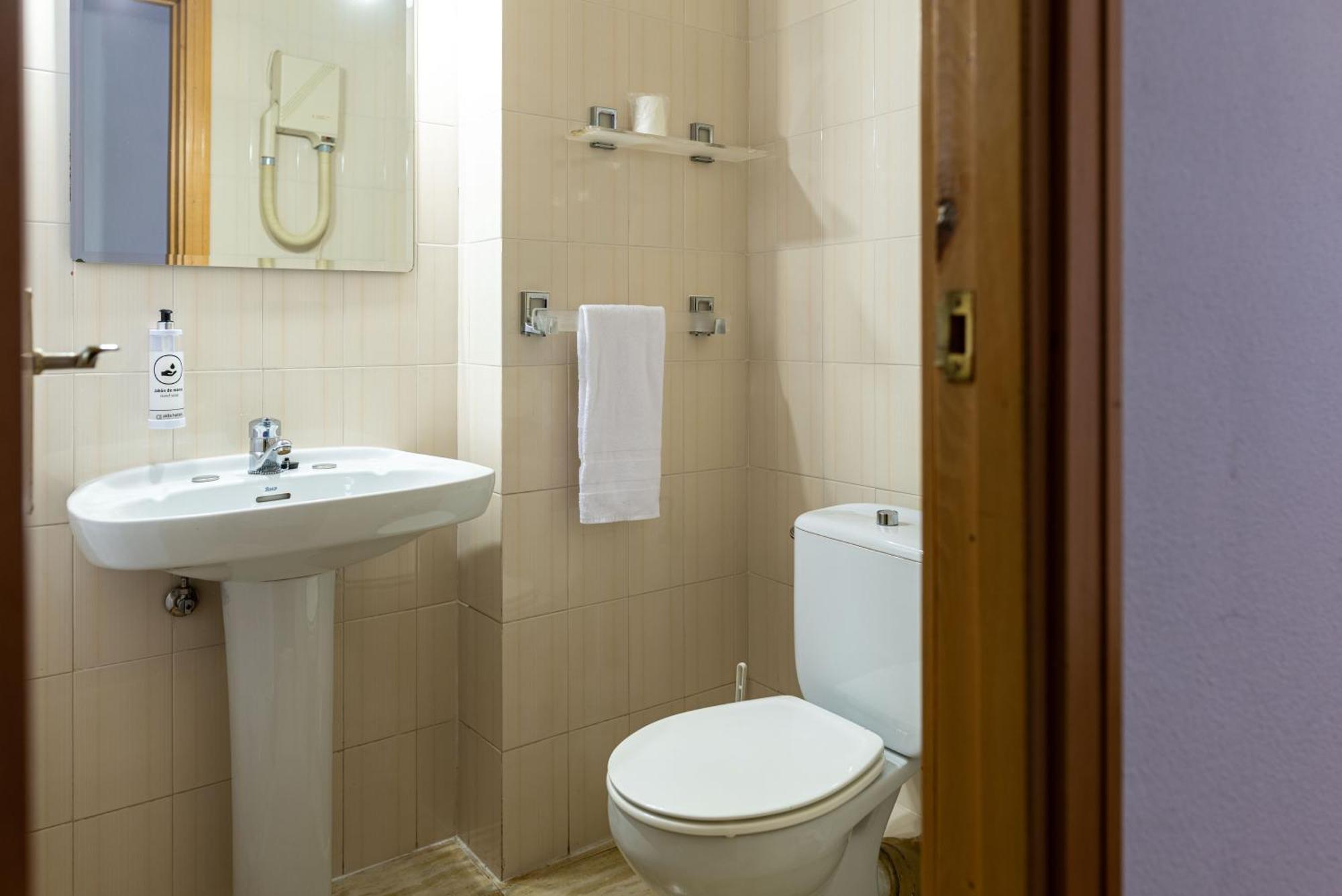 Hotel Alda Ґіхуело Екстер'єр фото