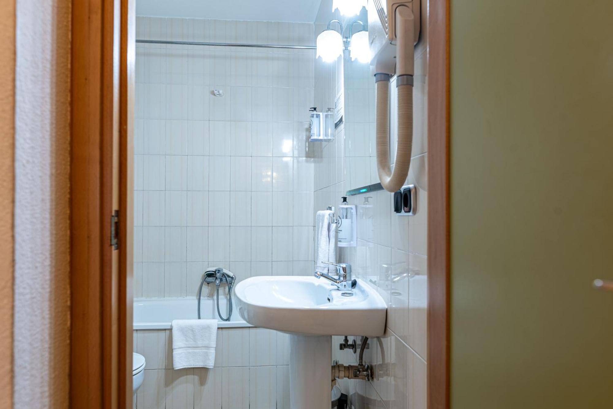 Hotel Alda Ґіхуело Екстер'єр фото