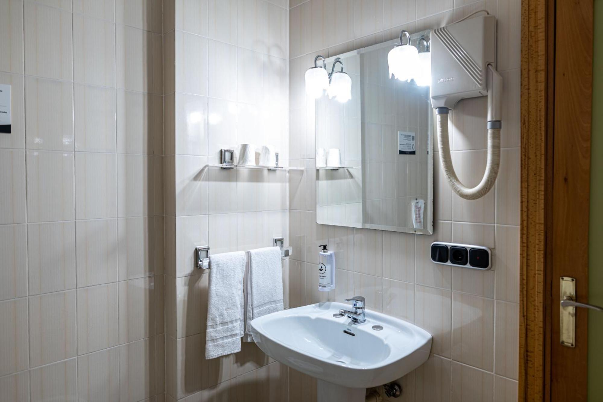 Hotel Alda Ґіхуело Екстер'єр фото